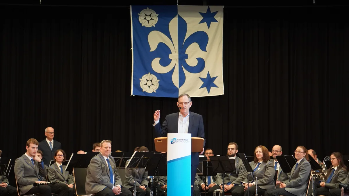 Ein Mann steht an einem Podium und spricht.